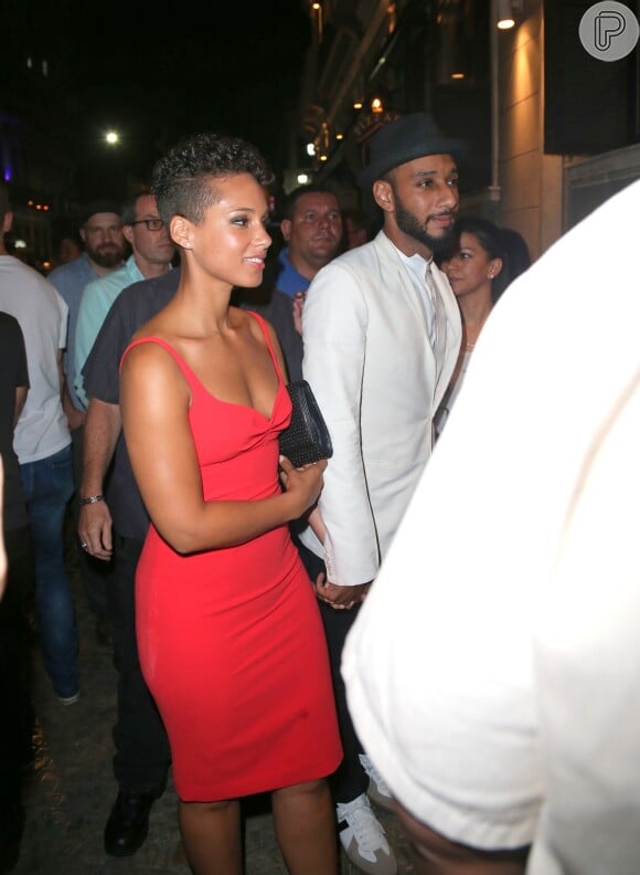 Alicia Keys foi com o marido, o rapper Swizz Beatz em uma tradicional casa de samba na Lapa