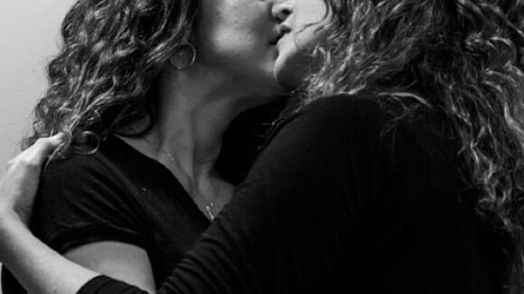 Daniela Mercury beija a mulher após expulsão de meninas em culto de Feliciano