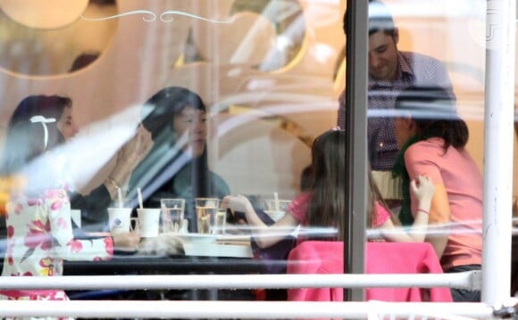 Katie Holmes estava com a filha, Suri Cruise, em uma padaria pra comemorar o aniversário de 34 anos. A menina também levou uma amiguinha
