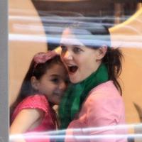 Katie Holmes festeja seus 34 anos em padaria de Nova York ao lado filha, Suri