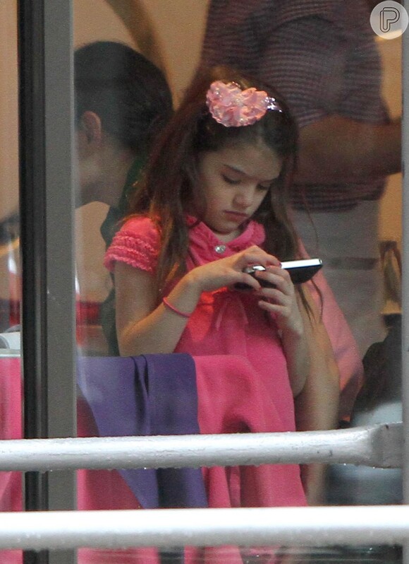 Katie Holmes brinca no celular dentro de uma padaria em Nova York