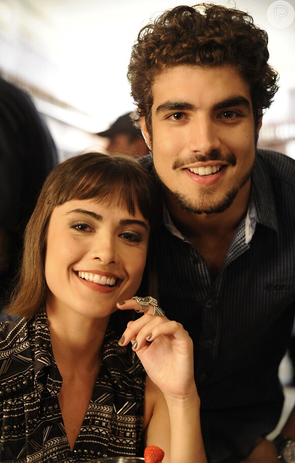 Caio Castro diz que curte beijar a atriz Maria Casadevall nas cenas de 'Amor à Vida'. O ator conversou com a revista 'Capricho' de setembro de 2013