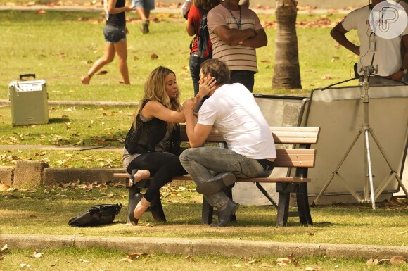 Amarilys (Danielle Winits) e Eron (Marcello Antony) vão conversar em um parque depois que a dermatologista dá à luz em 'Amor à Vida'