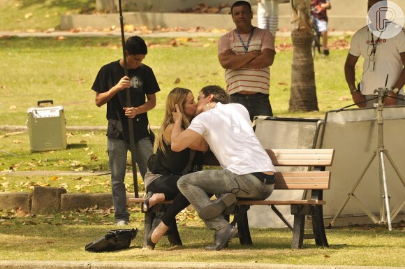 'Amor à Vida': Amarilys (Danielle Winits) e Eron (Marcello Antony) se beijam em parque