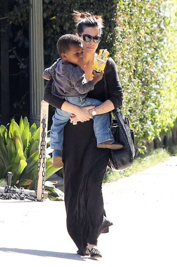 Sandra Bullock deixaria a sua carreira para cuidar de seu filho, Louis, de três anos