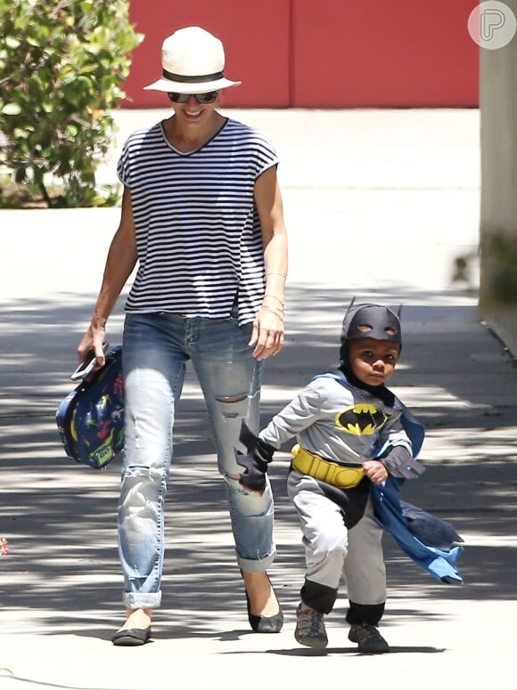 Sandra Bullock revelou que deixaria de lado a carreira para cuidar de seu filho, Louis, de três anos