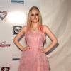 Avril Lavigne fez jus ao apelido de 'princesa punk' com o vestido rosa e as botas do tipo coturno