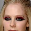 Avril Lavigne também ousa na maquiagem: ela usou cílios postiços cor-de-rosa, mantendo os olhos marcados como de costume, durante presença em um evento