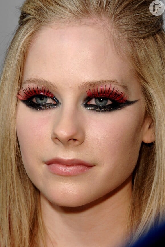 Avril Lavigne também ousa na maquiagem: ela usou cílios postiços cor-de-rosa, mantendo os olhos marcados como de costume, durante presença em um evento