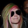 Avril Lavigne realmente pinta o cabelo com cores fantasia, mas também adere a extensões