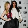 Com estilos bem diferentes, Avril Lavigne posou com Kim Kardashian em março deste ano, em Nova York