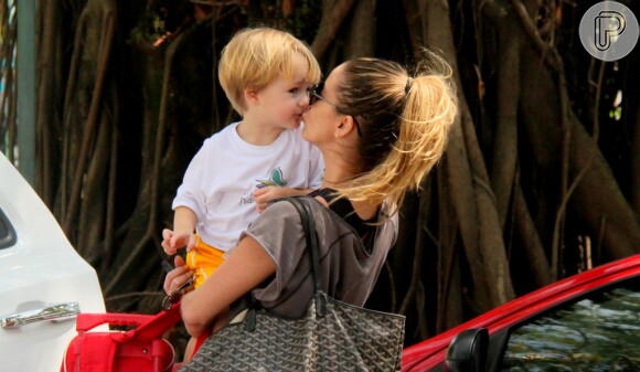 Danielle Winits ganha beijo do filho caçula, Guy, de 2 anos, na saída da academia. A atriz foi fotografada na Zona Oeste do Rio de Janeiro, em 20 de setembro de 2013