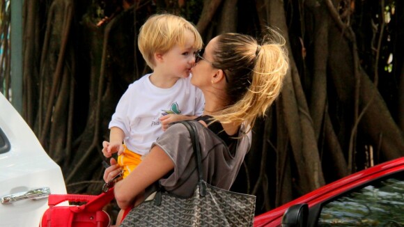 Danielle Winits ganha beijo carinhoso do filho Guy na saída de academia, no Rio