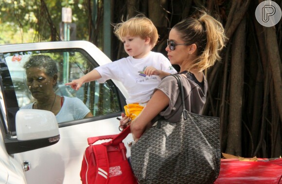 Danielle Winits entra com o filho no carro