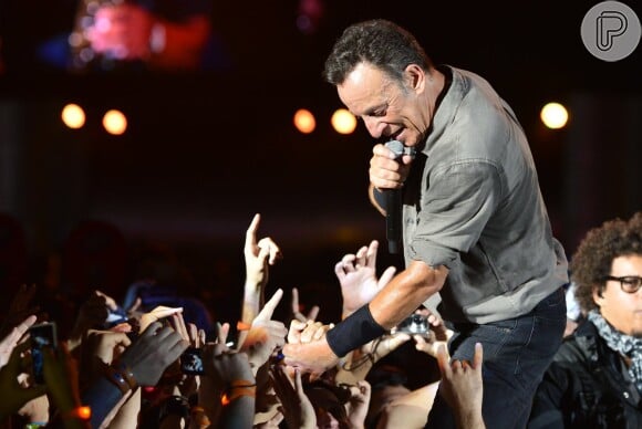 Bruce Springsteen, que vai fazer 64 anos nesta segunda-feira, 23 de setembro de 2013, surpreendeu o público presente em seu show no Rock in Rio. Muito animado, ele fez uma apresentação de quase três horas
