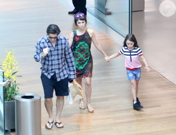 Débora Falabella, junto de Murilo Benício, levou a filha, Nina, para passear no shopping Village Mall, na Barra da Tijuca