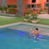 'BBB16': Matheus e Cacau ficaram abraçadinhos na piscina