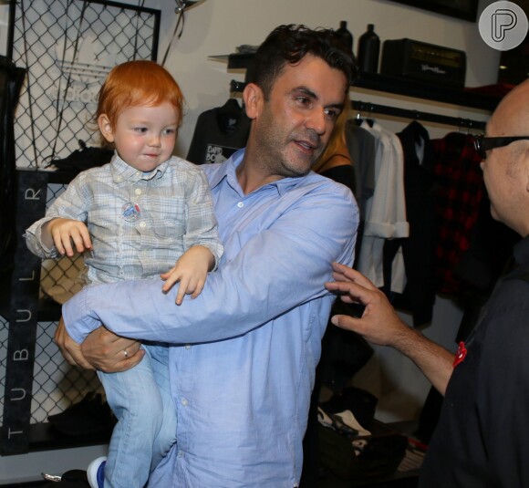 Bento, de 2 anos, filho de Carol Trentini e do fotógrafo Fábio Bartelt, chamou atenção ao usar uma calça jeans e camiseta quadriculada