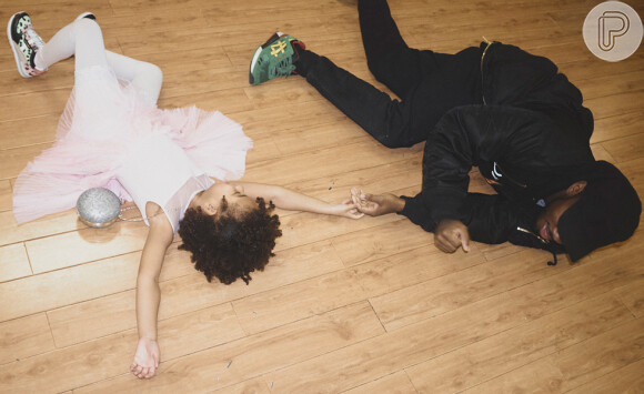 Beyoncé brinca no chão em foto nos bastidores do Superbowl
