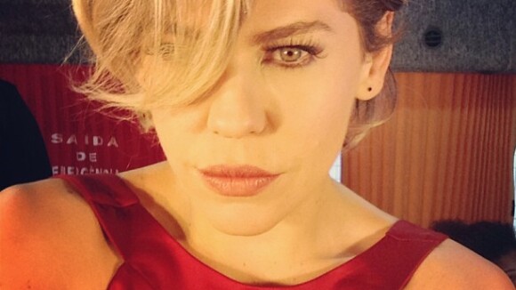 Bárbara Paz publica foto com o cabelo mais claro: 'Loira novamente'