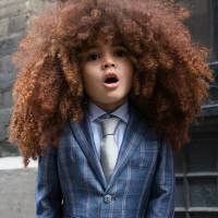 Modelo de 4 anos vira sensação na web com cabelo black power e looks estilosos