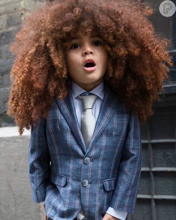 Farouk Jamesé, londrino de 4 anos, vira sensação na web com cabelo black power e looks estilosos