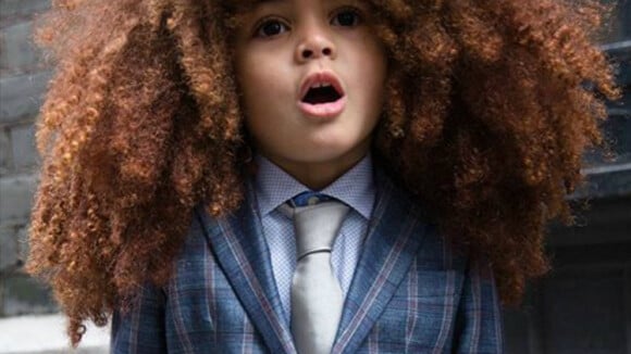 Modelo de 4 anos vira sensação na web com cabelo black power e looks estilosos