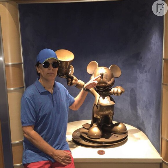 Tom Cavalcante brinca com estátua do Mickey durante passeio em Orlando