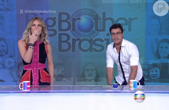 Homem invade a transmissão da Globo News e mostra cartaz contra a TV Globo