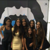 Anitta posa com fãs após o show em Brasília: o look vazado foi o destaque da produção