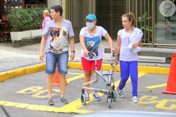 Claudia Rodrigues passeia com a filha, Isa, de 13 anos, e a empresária, Adriane Bonatto, neste sábado, dia 05 de março de 2016