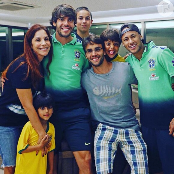 Ivete Sangalo, Marcelo, Daniel Cady e sobrinho da cantora posam ao lado de jogadores da seleção brasileira