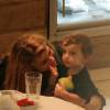 Alinne Moraes e o pequeno Pedro, de 1 ano e 10 meses, em jantar no sábado (05)