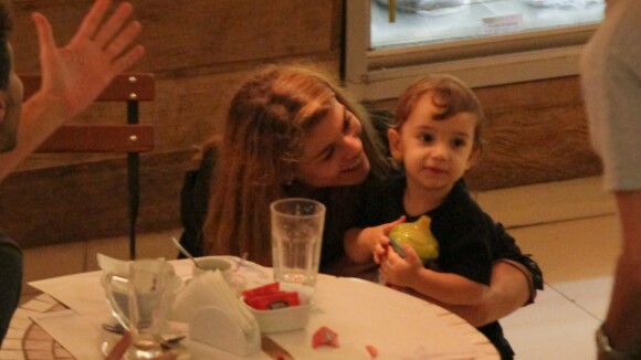Alinne Moraes se diverte com seu filho Pedro, de 1 ano e 10 meses, em jantar