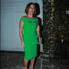 Gloria Pires escolheu um vestido de cor verde vibrante midi para o casamento que aconteceu no sábado (05)