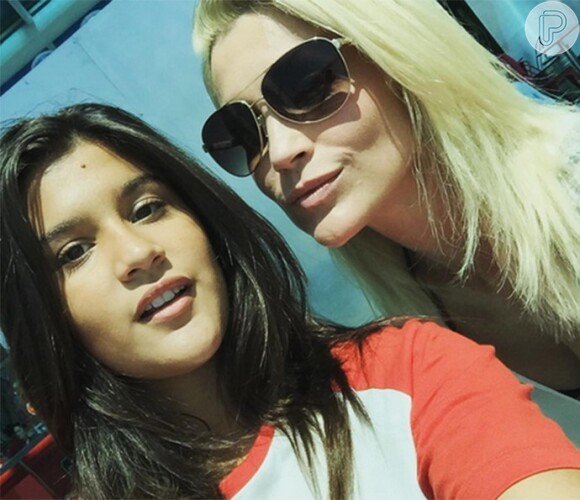 Giulia Costa e Flávia Alessandra em selfie feita antes de embarcarem para São Paulo, para participarem do 'Domingão'