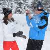 Príncipe William e Kate Middleton brincaram na neve durante a viagem