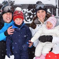Príncipe William e Kate Middleton brincam na neve com os filhos em viagem.Fotos!
