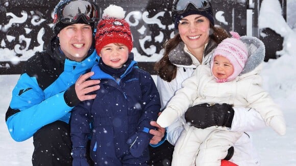 Príncipe William e Kate Middleton brincam na neve com os filhos em viagem.Fotos!