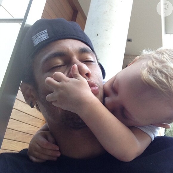 Neymar ganha carinho do filho, Davi Lucca, e publica foto no Instagram