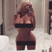 Kim Kardashian posa nua e mostra boa forma três meses após dar à luz: 'Sem nada'