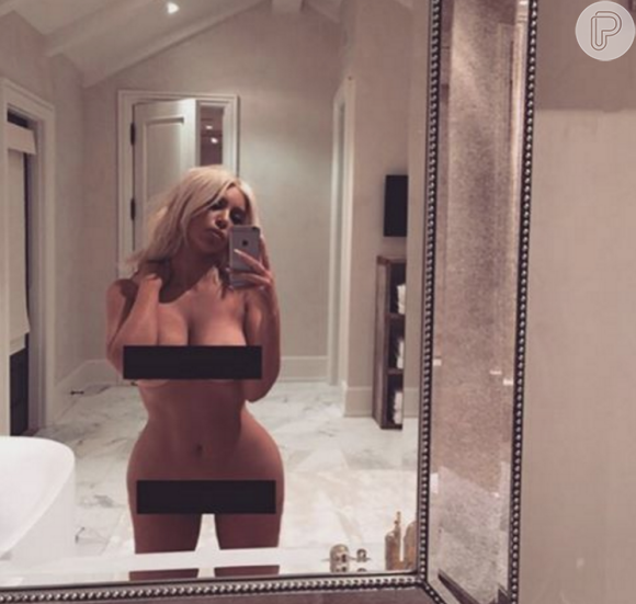 Kim Kardashian fez uma selfie na madrugada desta segunda-feira, 7 de março de 2016, completamente nua em frente ao espelho e mostrou que já está em boa forma três meses após dar à luz