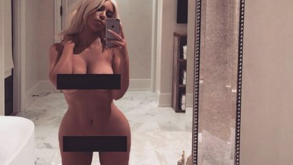 Kim Kardashian posa nua e mostra boa forma três meses após dar à luz: 'Sem nada'