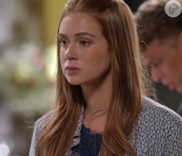 Eliza (Marina Ruy Barbosa) decide sair do apartamento de Arthur (Fábio Assunção) após beijo no empresário