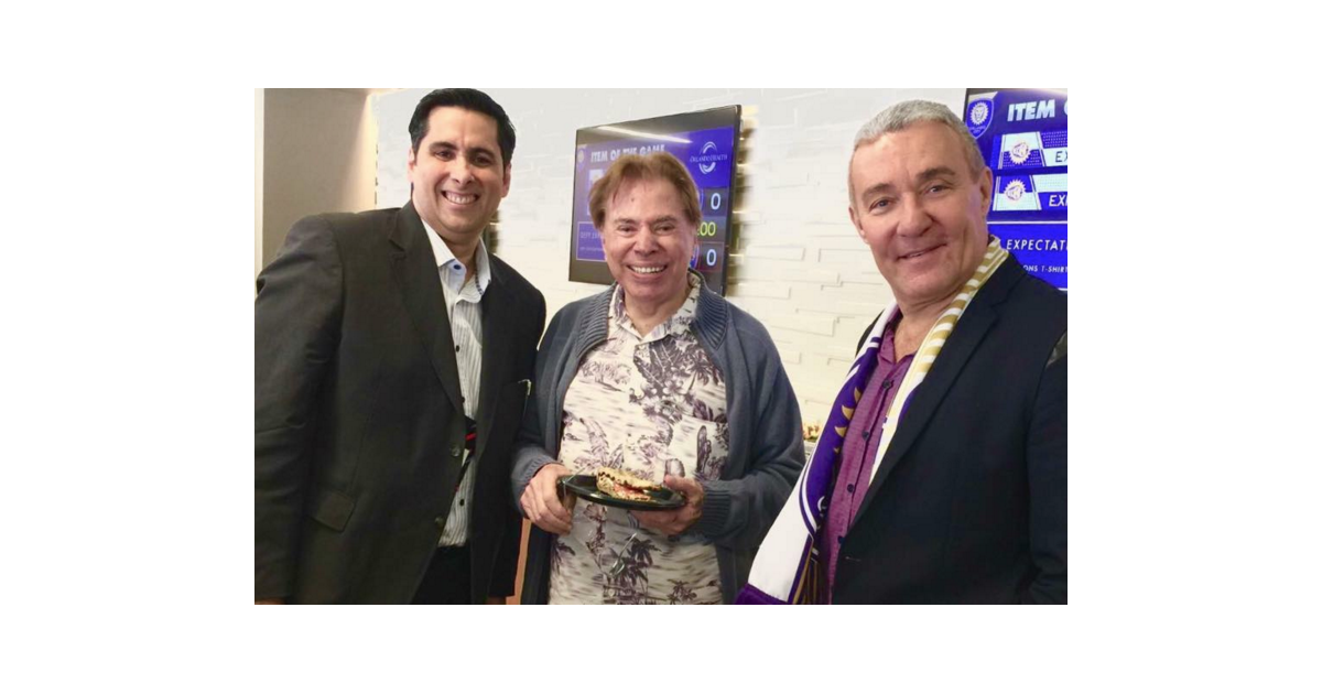 Silvio Santos assiste jogo de futebol com família em Orlando e