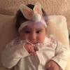 Deborah Secco clicou a filha, Maria Flor, vestida de coelhinho em seu aniversário de três meses