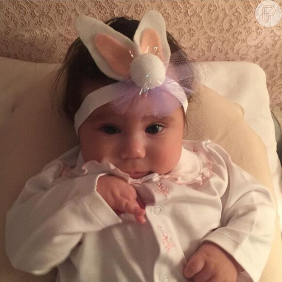Deborah Secco clicou a filha, Maria Flor, vestida de coelhinho em seu aniversário de três meses