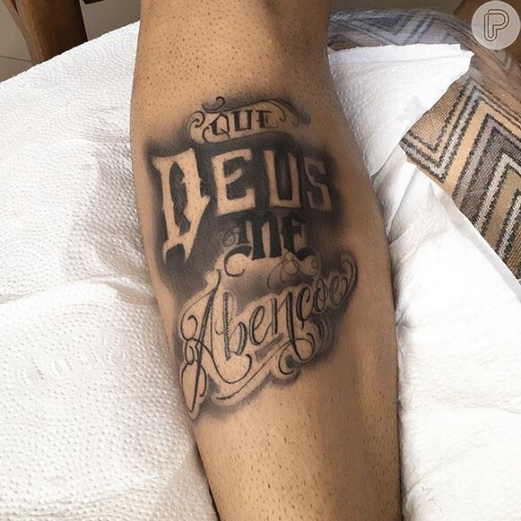 O jogador tatuou a frase 'Que Deus me abençoe'