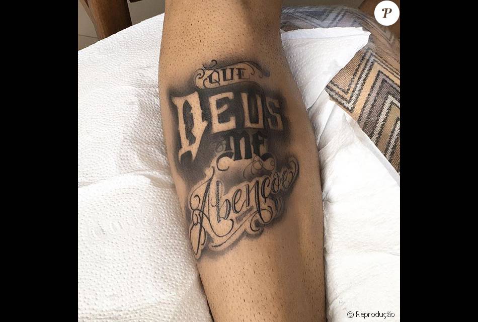 O jogador tatuou a frase 'Que Deus me abençoe' Purepeople