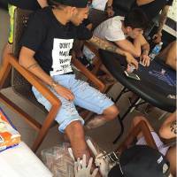 No Brasil, Neymar faz nova tatuagem na perna: 'Que Deus me abençoe'. Vídeo!